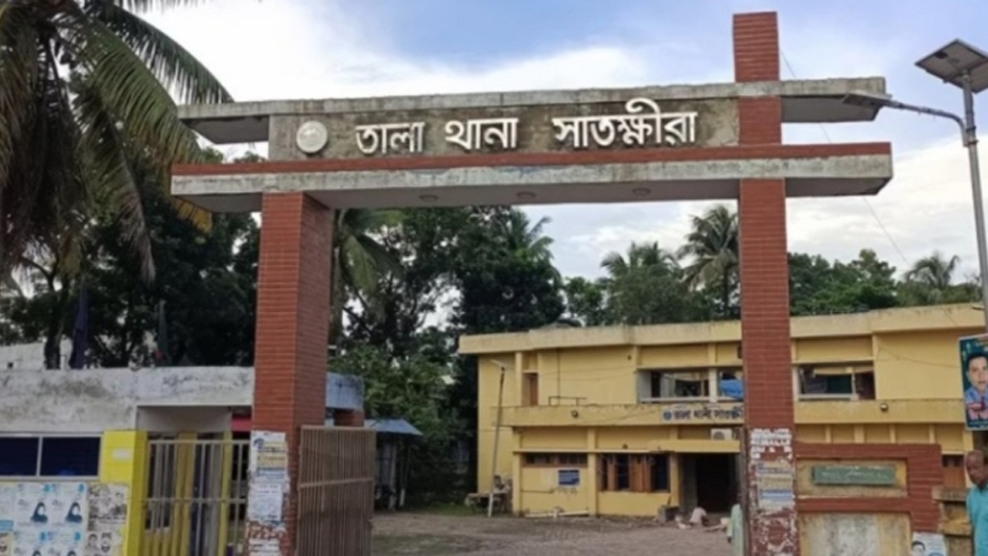 চিকিৎসক দেখানোর কথা বলে ডেকে নিয়ে গৃহবধূকে সংঘবদ্ধ ধর্ষণের অভিযোগ